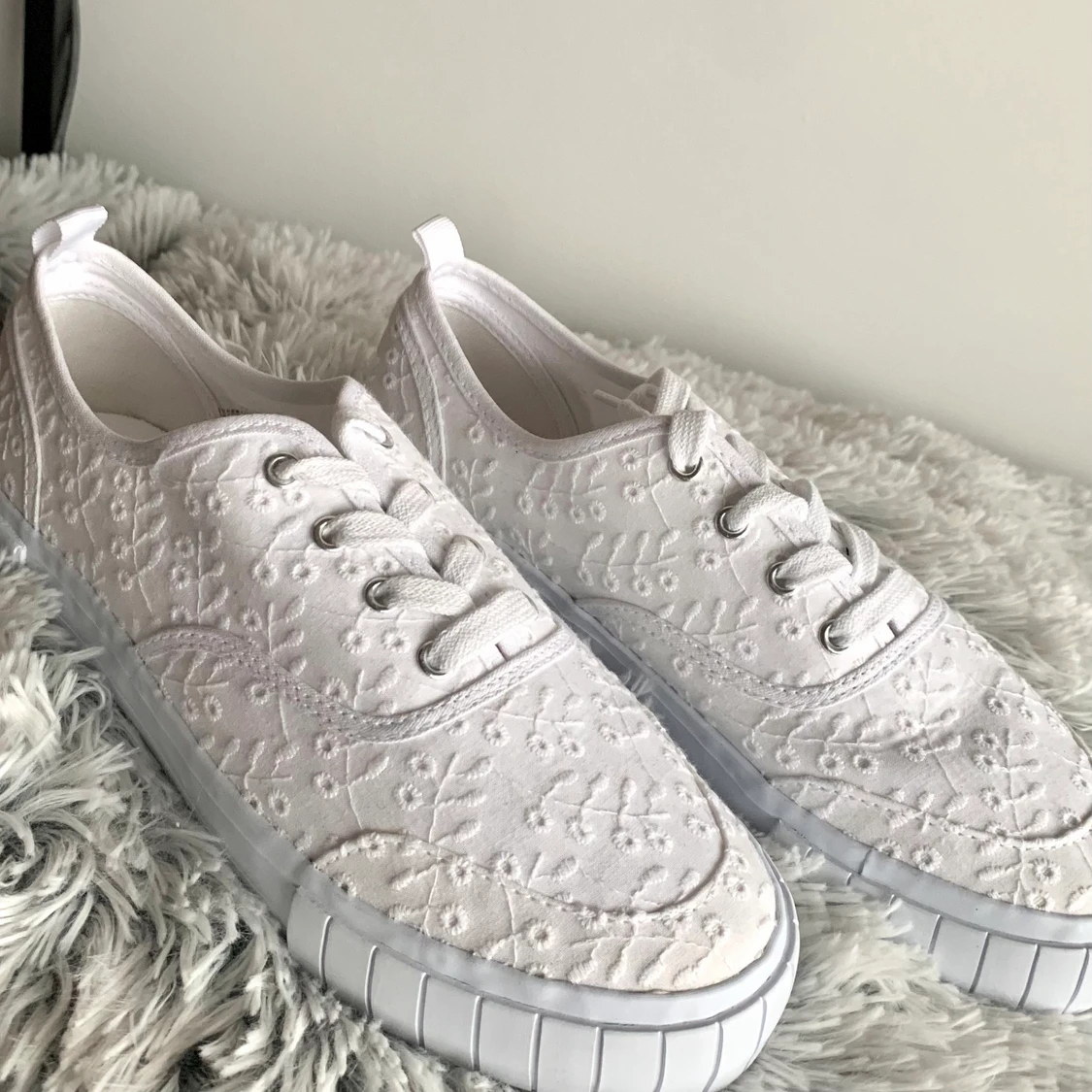 Oanvända låga sneakers H&M