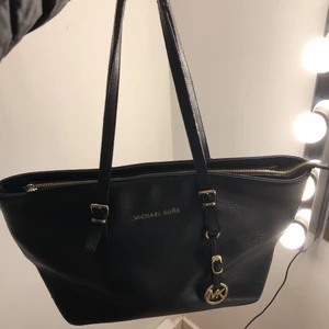 Mk väska  - Säljer en äkta Michael kors väska ⚡️i väldigt bra skick , köp köp köp ! Skriv för fler bilder , vid fler intresserade blir de budning 💫 köp direkt för 200