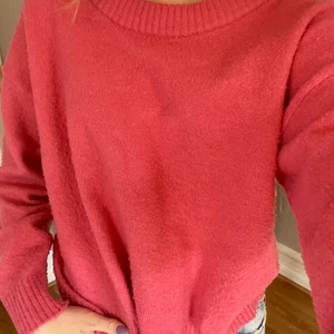 Korall färgad tröja  - Super fin och trendig korall färgad stickad tröja från Lindex. Köpt för 300kr men säljer för 80kr. Den är i storlek s