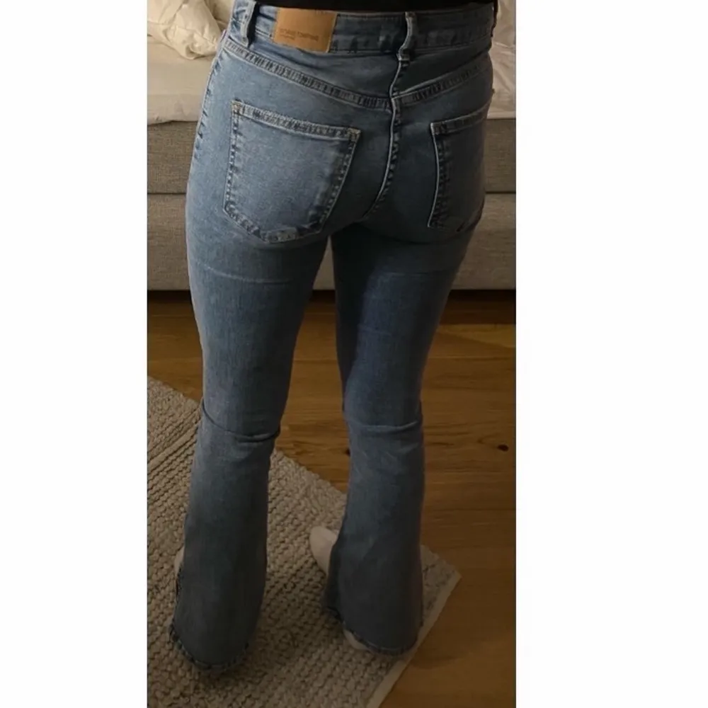 Jag säljer mina jeans med slits från Gina. Använda fåtal gånger och i bra skick💖💖 köparen står för frakten . Jeans & Byxor.