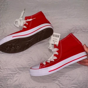 Röda sneakers - Supersnygga röda sneakers. Storlek 38 och helt oanvända pga att dom var för stora för mig. Köptes för 169 och säljer för 99kr. Köparen står även för frakten.