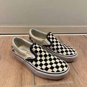 Vans skor - Säljer dessa vans skor som passar till allt, knappt använda!