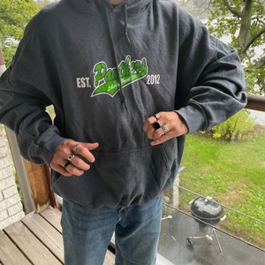 VINTAGE COLLEGETRÖJA  - 🔷 VINTAGE COLLEGETRÖJA  Modellen bär vanligtvis storlek M  🔷 Kontakta via dm för köp