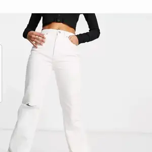 Vita raka jeans från Pull and Bear. Helt oanvända! Köpta här på plick, men var tyvärr lite för små på mig som vanligtvis har S/36. Väldigt långa på mig som är 168 cm och går att klippa så som man vill ha dom! 💕✨🌸 