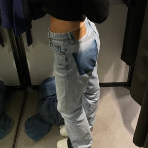 Zara jeans - Mina absoluta favorit jeans som blivit för stora😩😩. Så sjukt snygga som passar till alla. De är zara mid rase som jag har förlängt och tagit bort ena fickan. BUDA I KOMMENTARERNA! Startbud:150kr