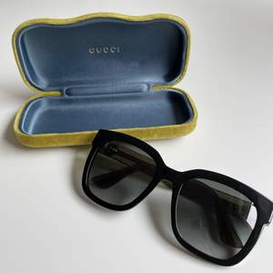 Solglasögon från Gucci i en väldigt snygg klassisk modell. För dig som gillar lite större bågar är de perfekta.   Nypris runt 2500kr, säljes för 1500kr.  Kvitto finns.