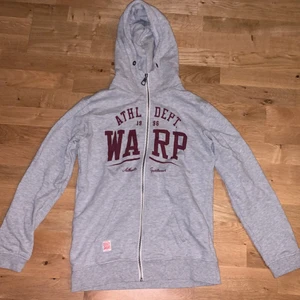 Warp zip hoodie  - Grå warp zip hoodie med tryck, extremt bra skick bara testat. Storlek 158-164. Pm för bild eller pris
