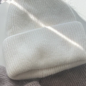 Vit mössa  - Oanvänd, köp direkt för 299kr eller buda. Få kvar i lager