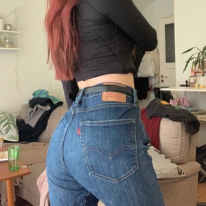 Levis mörkblå jeans - Mörkblå Levis jeans w33 L32💕 stora för mig men passar med skärp