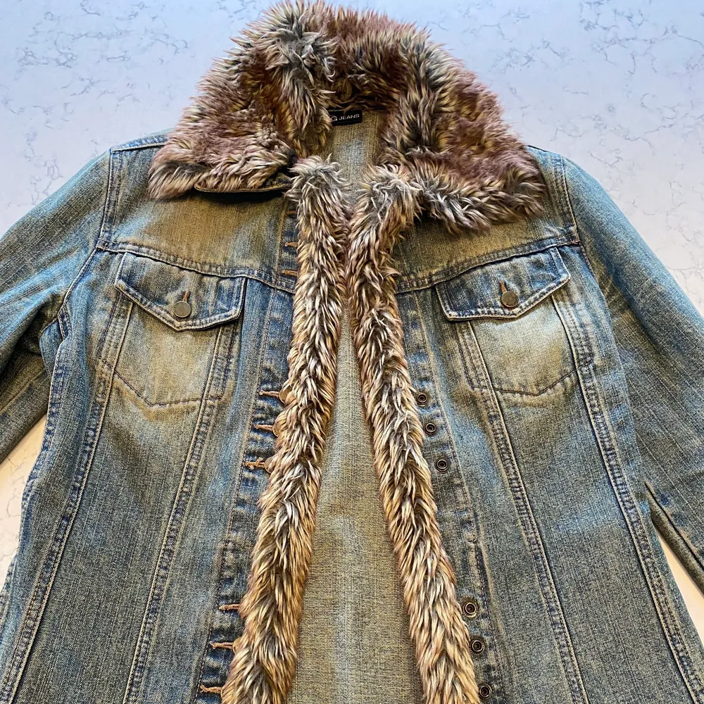 Vintage mango jacket with fur on the neck and wrist areas giving pretty y2k vibes 🥵🙄. Jackor.