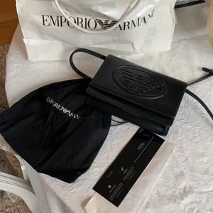 Armani  - Säljer min Armani väska pga att den aldrig kommer till användning, var ett spontan köp som var ondöigt. Helt svart basic och passar till allt. Köpt för ca 1 år sedan💕 köpt för ca 3000