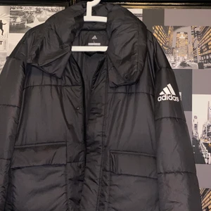 Adidas Jacka - Väldigt mysig jacka från Adidas! Passar bra till lite varmare vinterdagar eller höst/vår. Finns 2 fickor framtill. Säljer då den inte kommer till användning. Endast använd fåtal gånger så den är som ny! Storlek L men passa bra till både Medium och XL!