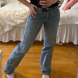 & other stories jeans i superskick! Rak modell med medelhög midja som även går att bära lowrise💛 nypris 690kr