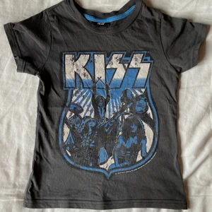 Crop top  - Jättefin t shirt som är i barnstorlek men sitter som en crop top. Sitter bra på mig som är storlek S/M.