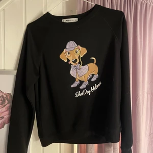Svart tröja men en hund på  - Svart tröja med en hund på den passar it mig den är från NEW YORKER JAG KÖPTE DEN FÖR 200kr tror jag, Jag säljer den för 35kr STL S