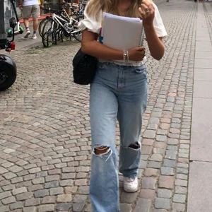 Snygga håliga, utsvängda jeans! - Skitnsygga jeans från Zara. Jag är 169 cm, och dem går ner till marken. Bra skick! Köparen står för frakten. 🔥