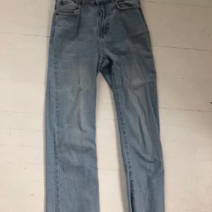 Blåa jeans  - Säljer dessa blåa jeans som inte kommer till användning då de blivit för korta. Storlek xs men passar S med, köpte för 300