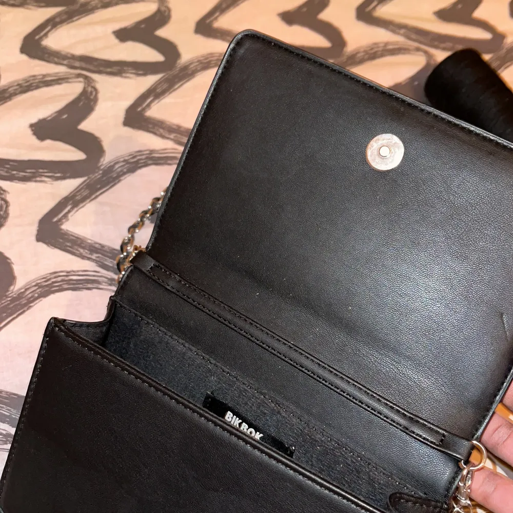 Väska från bikbok 1 månad gammal svart fin blank . Väskor.
