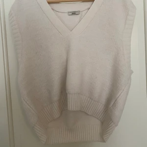 Stickad Vest  - Cream vit stickad vest från ginatricot i storlek XL, vesten har en oversized fit om man vanligt vis har S eller M. Använd ett fåtal gånger och i väldigt bra skick. Utgångspris 200kr. Köparen står för frakt. 