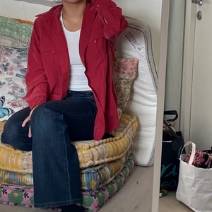 Röd skjorta! - Snygg skjorta! Jag på bilden har storlek M! Möts på söder annars står köparen för frakt på 45kr 💕