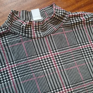 Rutig topp  - Tröja storlek s. 29 kr. samfraktar vid köp av flera varor för 66 kr 👍💕📦 obs! Först till kvarn på allt jag säljer!