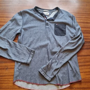 Tommy hilfiger tröja - Tröja från Tommy hilfiger. S. 99 kr. Kan gå ner I pris vid snabb affär! samfraktar vid köp av flera varor för 66 kr 👍💕📦 obs! Först till kvarn på allt jag säljer!