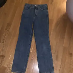 Säljer dessa Wrangel jeans nästan helt oanvända och riktigt sköna 👏😘