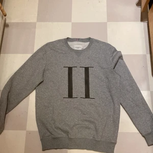 Oanvänd Cureneck - Säljer den här crewnecken pga att är för liten på mig den helt oanvänd 