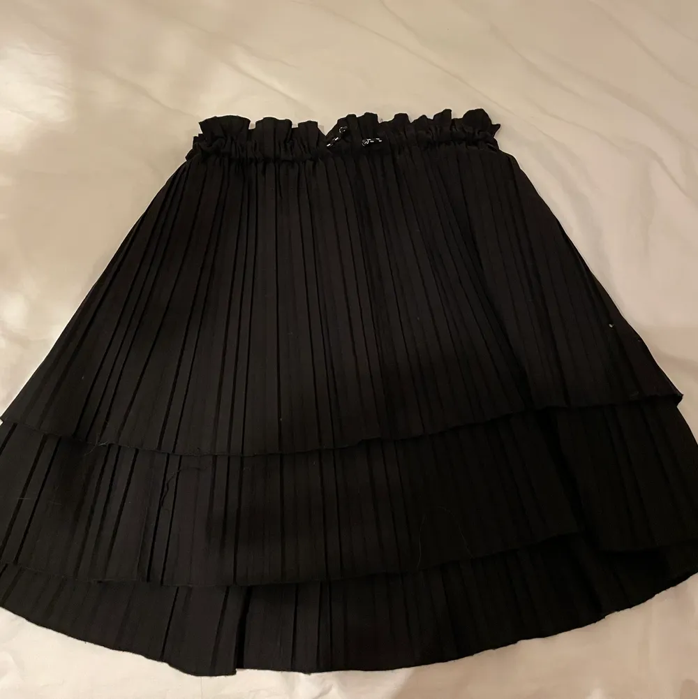 Säljer min fina volang kjol från Zara pga att den ej har kommit till användning🥰 Den är i ett helt nytt skick eftersom den aldrig har andvänts. Det är ett snöre i midjan så man kan spänna den till sin egen passform! Den är i storlek S❤️. Kjolar.