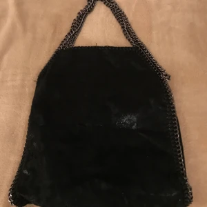 Stella mcartney liknande väska - Säljer denna handväska i jätte fint skick som rymmer massa saker. En kopia av Stella väskorna.