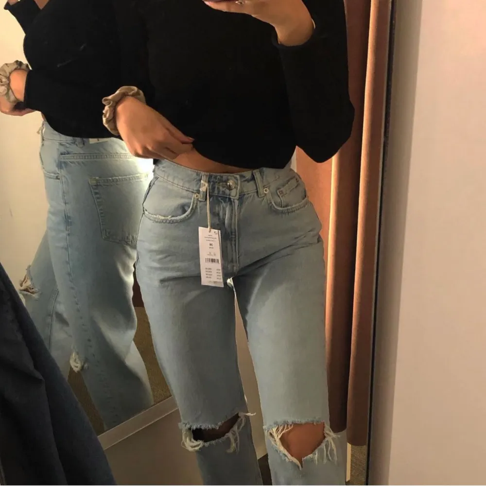 Trendiga jeans från Gina Tricot i storlek 36! Använt fåtal gånger så de är i fint skick🤩 köpte för 600kr . Jeans & Byxor.