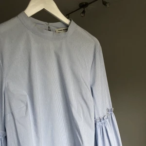 Söt blus med volangärmar - Blus från Carin Wester i storlek medium. Rak modell med utsvängda armar från armbågarna. Använd max tre gånger så superfint skick! Kan mötas upp i Göteborg annars står köparen för frakten💙
