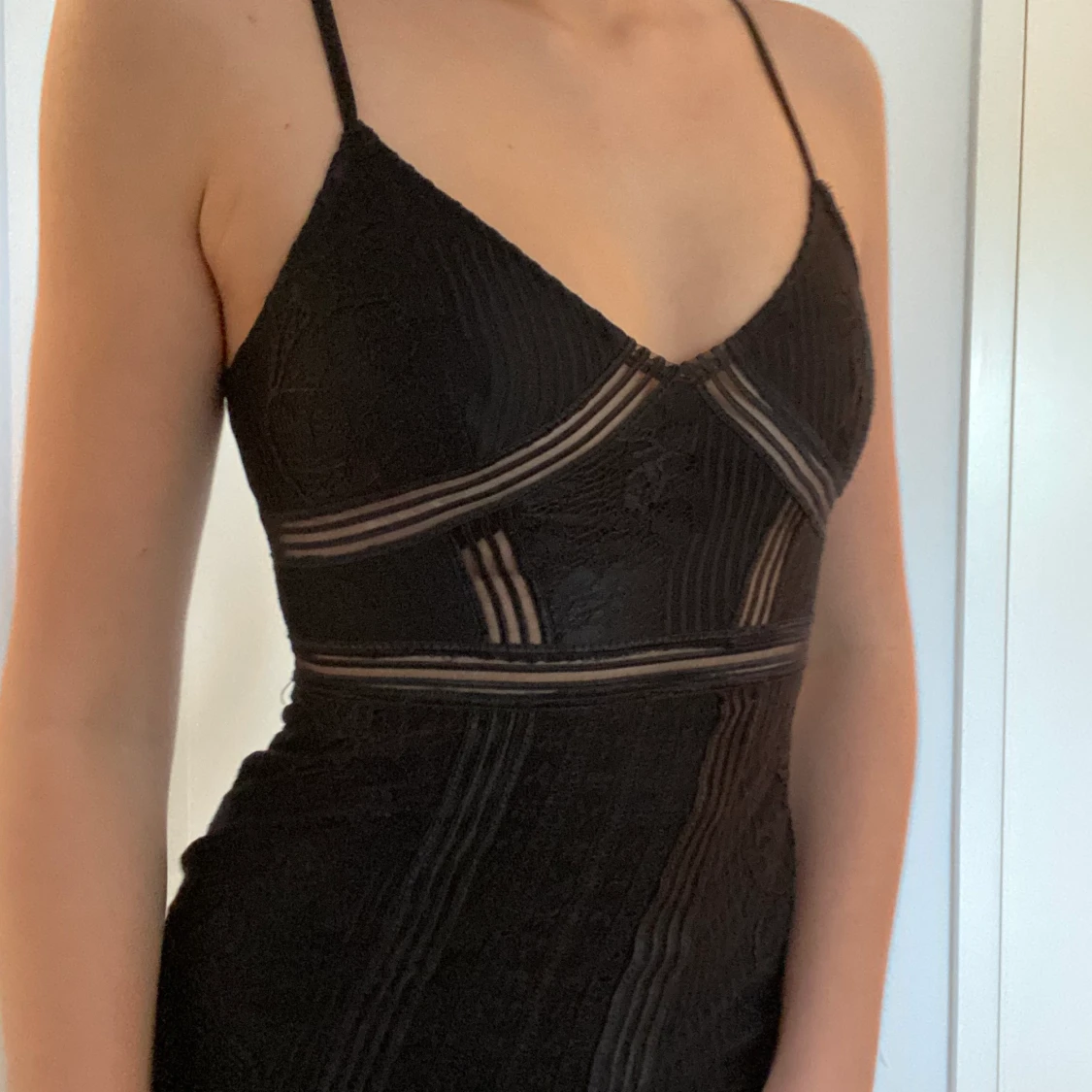 Elegant svart klänning med spetsdetaljer - 90