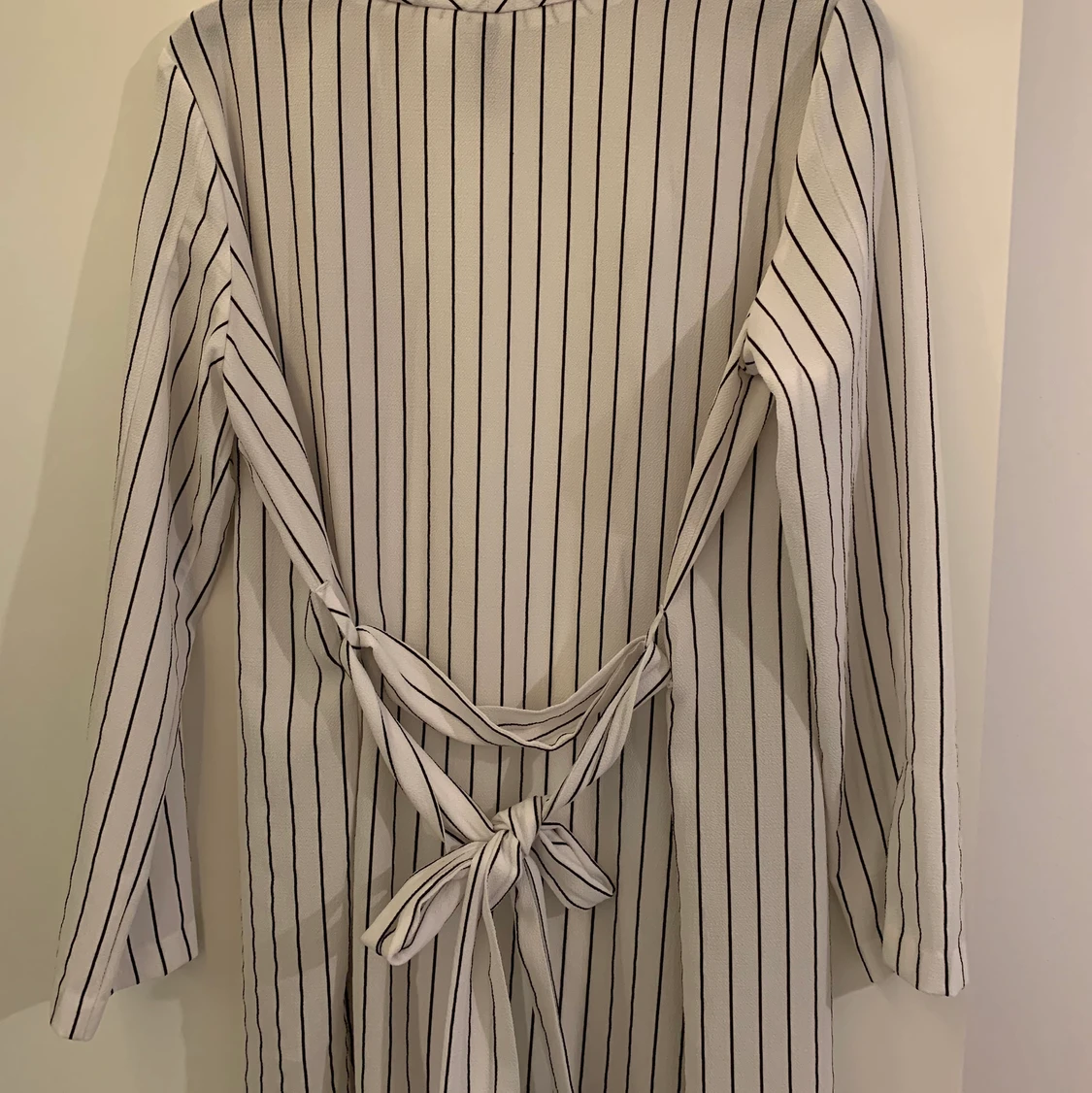 Vit randig skjorta  - 90