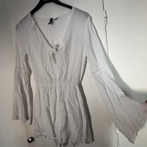 Playsuit - Helt ny playsuit med vida armar och knytning fram, skrynklig pga den varit ihop viken