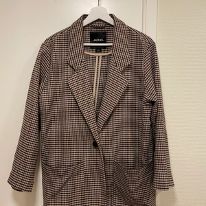 Rutig kavaj från monki - Strl small men lite oversize 