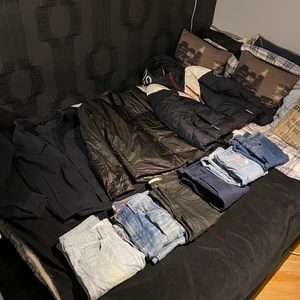 Massor av jeans och jackor. - Säljer en del oanvända jeans och jackor, skriv vad du är sugen på så får du info och pris!!!