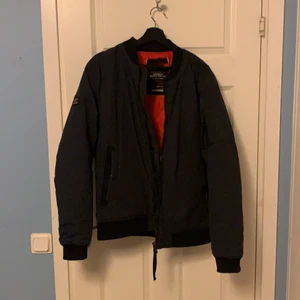Bomberjacka från superdry I storlek XL - Bomberjacka från superdry I storlek XL passar mer som L. är mörkblå