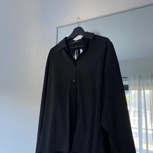 Skjorta från Gina Tricot - storlek 36! öppen rygg, något oversized modell! använd ett fåtal gånger så jättefint skick! inga fler bilder finns då allt ligger redo för att postas! frakt på 66kr tillkommer! LÄS TEXTEN I BION INNAN KÖP OCH FRÅGOR!