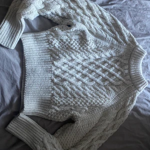 Stickad tröja  - Stickad tröja i storlek M, knappt använd, sticks inte. 