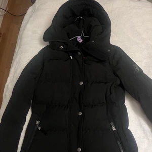 Hollies Jacka Subway - Hollies jacka Subway, Strl 36 i super fint skick. Varsamt använd och nyligen kemtvättad! Pälsen är ej äkta, Org pris 4199kr. Säljer för 2000 men pris kan diskuteras. Möts upp i Stockholm.