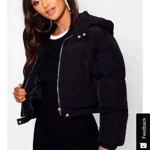 Svart Puffer Jacket - Svart knappt använd puffer jacket från boohoo i storlek xs. Kom privat för fler bilder!🥰🥰