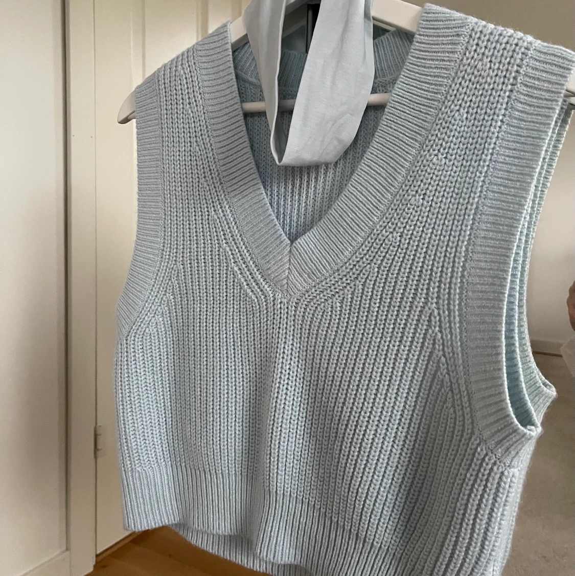 H&M - stickad väst blå - 90