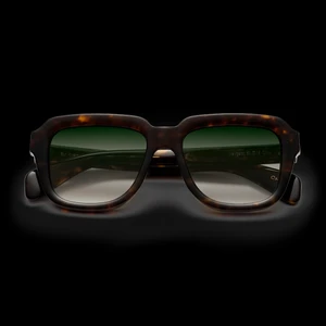 Chimi glasögon - Så coola och unika chimiglasögon limited edition. PASSA PÅ eftersom de inte säljs längre!!!❤️ Inslag av både svart och brunt därmed lättanvända och passar till ALLT💓 Helt oanvända. Kontakta privat vid intresse💓 Nypris 1300kr, pris kan diskuteras❤️ De ser väldigt svarta ut på bilderna men de är både svarta och bruna och lite mönstrade som ni ser på bild 1. Du får även med allt som är med i bild 2👍🏽💓