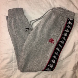 Mjukisbyxor - Nästan helt nya mjukisbyxor från märket Kappa. De är i storlek M men passar även S. 