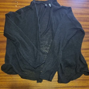 Svart kofta tunn s - Storlek s. Använt skick. 15 kr. Samfraktar vid köp av flera varor för 66 kr📦💕