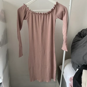 OffShoulder Klänning  - OffShoulder klänning från BikBok, använd fåtal gånger.