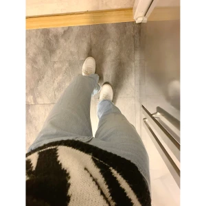 Jeans  - Raka jeans med hög midja,super fina moderna byxor snappt använda alltså i fint skick💖köpta på NAKD