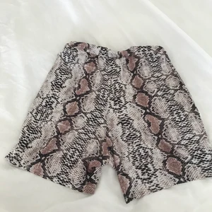 Cykelbyxor  - Cykelbyxor i ormmönster, ej använda