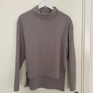 Zara tröja med hög krage - Grå tröja med högkrage som viks, få det att se ut så mycket finare. Slits på sidorna och längre där bak än där framme, så bootyn syns inte så mycket. Ett par år gammalt men känns som ny!